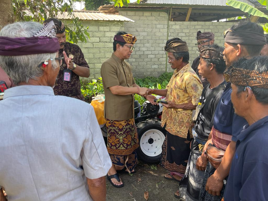 Penyerahan Bantuan Traktor di Subak Dukuh